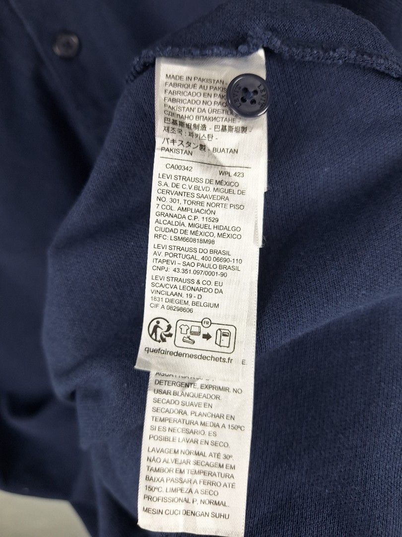 Levi's Navy Blue Standard Polo Shirt (Category: Tshirts & Polo Shirts ) located in Sibulan. Submitted by studioxano (Listing ID 1470637583, Image 3). Description: Levi's Navy Blue Standard Polo Shirt -P750 + SF Size M length 29 / Width 20.5 Excellent condi 9.5/10 color rate no issue Loc: Dumaguete city.