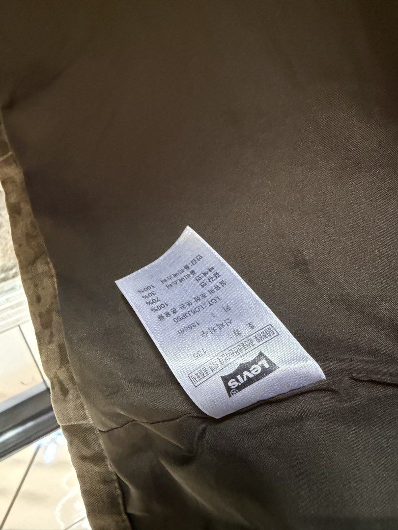 Levi's Olive Camo Zip-Up Utility Vest (Category: Vests) located in Kalibo. Submitted by shi1234xs (Listing ID 1470619869, Image 3). Description: FOR HOOK UP FREESHIP - Brand/Model: Authentic Levi's Olive Green Camouflage Utility Vest - Size: Height 135cm (Lot No. LO5JJP50) - Closure: Full zip with secure snap buttons - Pockets: Multiple functional front pockets - Details: Embroidered yellow Levi's logo on the chest - Material: Durable cotton blen