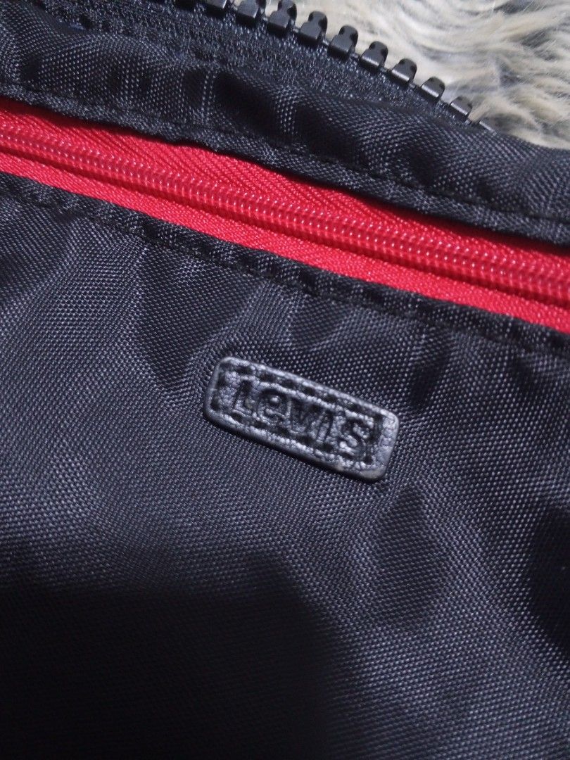 Levi's sling bag's (Category: Sling Bags) located in Manila. Submitted by pagatpatan59259 (Listing ID 1470581867, Image 2). Description: Levi's sling bag's Price: 700.