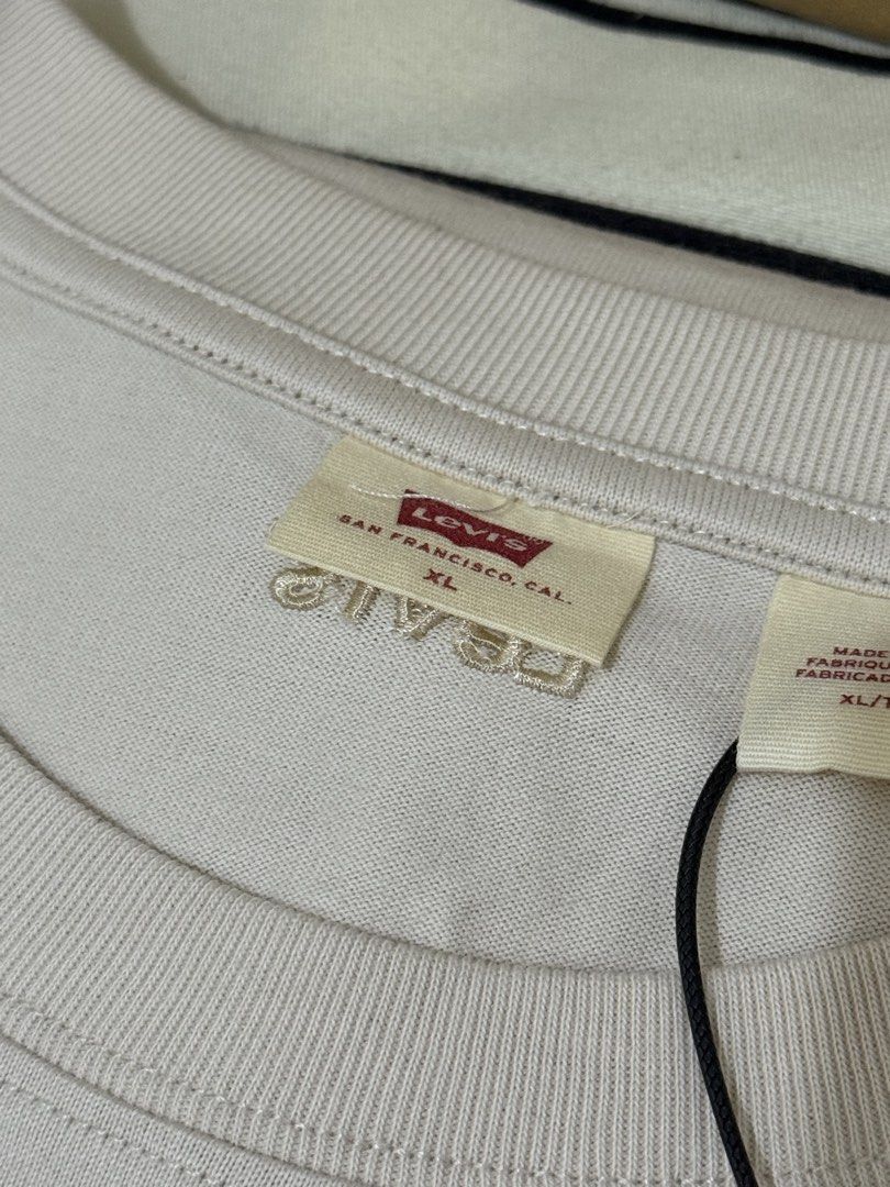 Levi's T-Shirt (Category: Tshirts & Polo Shirts ) located in Paranaque City. Submitted by karlalettss (Listing ID 1470636655, Image 3). Description: — Color: Cream / Off-White — Size: XL — Brand new — RFS: Unfortunately, it turned out to be too big for the person I gifted it to 😭.