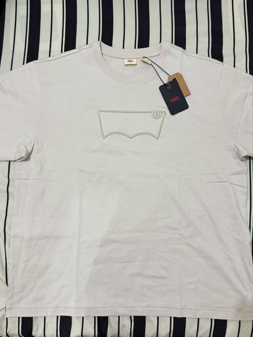 Levi's T-Shirt (Category: Tshirts & Polo Shirts ) located in Paranaque City. Submitted by karlalettss (Listing ID 1470636655, Image 2). Description: — Color: Cream / Off-White — Size: XL — Brand new — RFS: Unfortunately, it turned out to be too big for the person I gifted it to 😭.