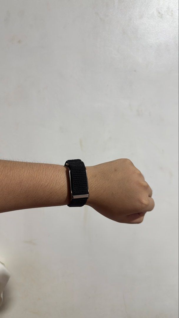 LIGE Screenless Smart Watch (Category: Wearables & Smart Watches) located in Quezon City. Submitted by outyougoph (Listing ID 1470681291, Image 2). Description: Comes with the actual batter, box, extra strap, manual, and charger..