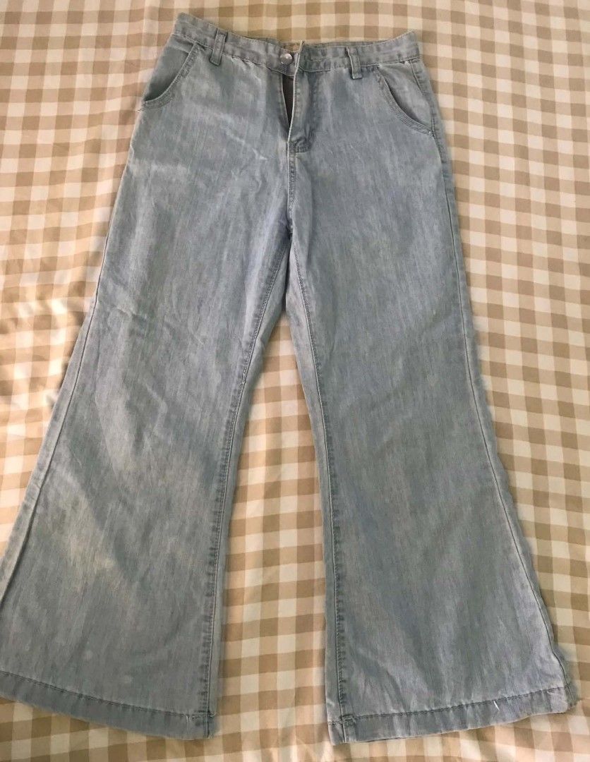 Light Blue Flare Jeans (Category: Jeans) located in Quezon City. Submitted by mysticowl.972175 (Listing ID 1470616334, Image 1). Description: - Waist: Mid-rise with button and zip fly closure - Size: S -Material: Soft denim.