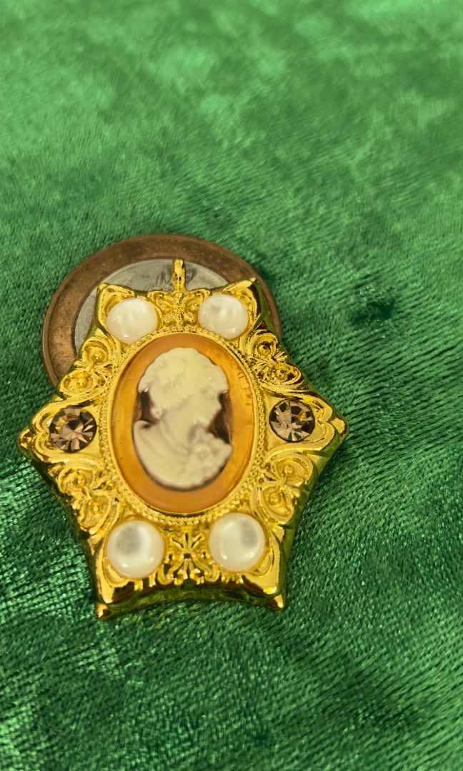 Like new Vintage style pendant (Category: Charms) located in Tuguegarao City. Submitted by zenphoenix-7ad615 (Listing ID 1470577027, Image 1). Description: Vintage Super pretty in actual Bigger than 20 pesos.