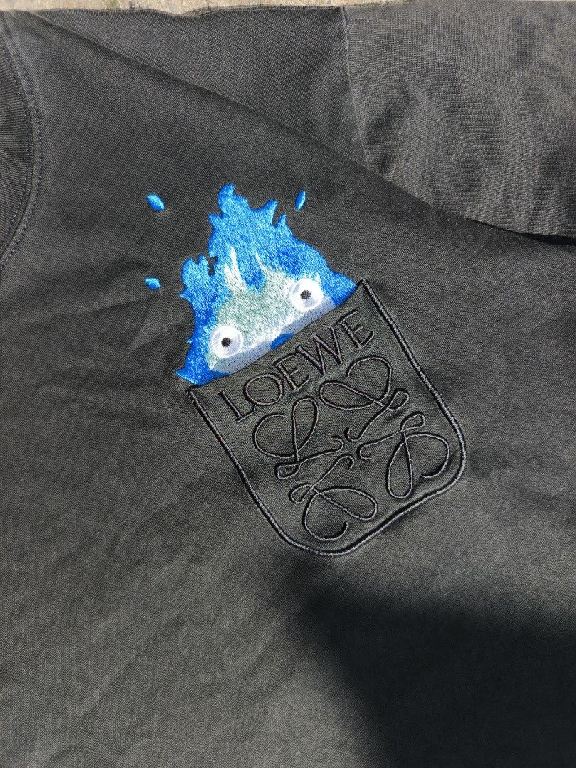 Loewe (Category: Tshirts & Polo Shirts ) located in Trento. Submitted by renanteblanco113 (Listing ID 1470589813, Image 3). Description: Loewe Dimes: 22x26 Excellent condition Color rate: 9.3/10 "color may vary due to lighting outdoor" Issue: dirt stain need wash.