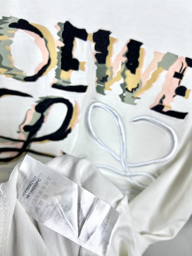‎“LOEWE” MSSV ANAGRAM TEE (Category: Tshirts & Polo Shirts ) located in Taguig. Submitted by ldm.ph (Listing ID 1470726418, Image 2). Description: ‎(LDM-C-0271) ‎Size:ACTUAL FIT:XL ‎Dimensions ‎Inches width:23 ‎Inches length:29 ‎Condition: GOOD AS NEW ‎Color rate:10 ‎Flaws:❌ ‎(READY TO WEAR) .