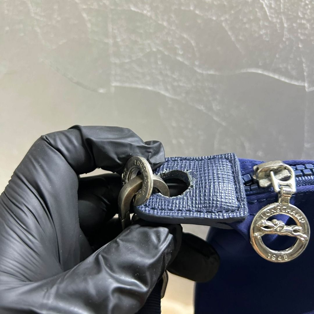 LONG CHAMP CROSS BODY BAG PWDE RING HANDBAG (Category: Cross-body Bags) located in Caloocan City. Submitted by j3ngsanity (Listing ID 1470577101, Image 3). Description: ISSUE : YUNG CENTERLOCK MEJO MALUWAG PERO OK LANG KASE MAY ZIPPER NAMAN / MINIMAL SCRATCH SA HAND LEATHER / EYELET SA LAGAYAN NG SLING YUNG ISANG SIDE SIRA NA PERO STILL USABLE PARIN.