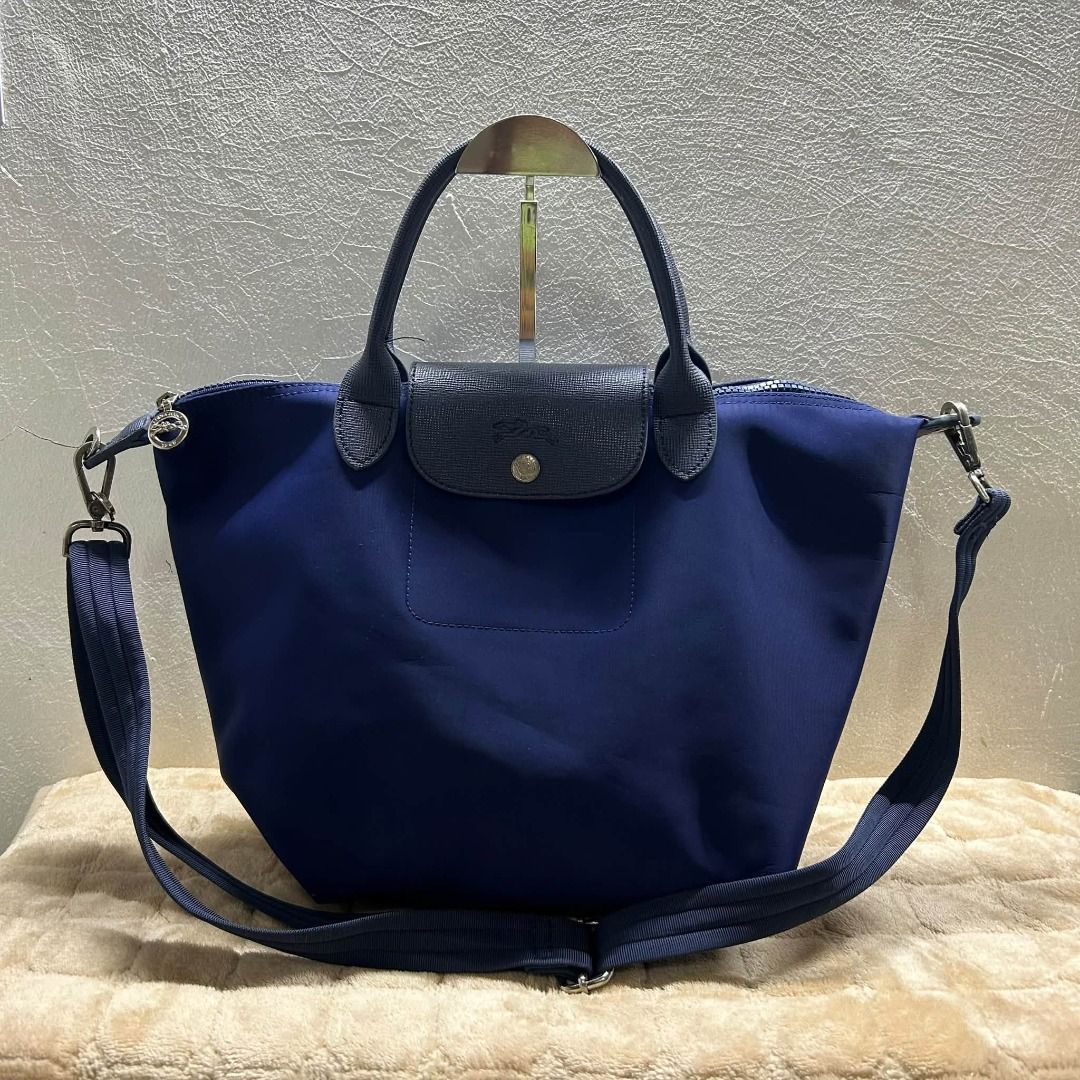 LONG CHAMP CROSS BODY BAG PWDE RING HANDBAG (Category: Cross-body Bags) located in Caloocan City. Submitted by j3ngsanity (Listing ID 1470577101, Image 1). Description: ISSUE : YUNG CENTERLOCK MEJO MALUWAG PERO OK LANG KASE MAY ZIPPER NAMAN / MINIMAL SCRATCH SA HAND LEATHER / EYELET SA LAGAYAN NG SLING YUNG ISANG SIDE SIRA NA PERO STILL USABLE PARIN.
