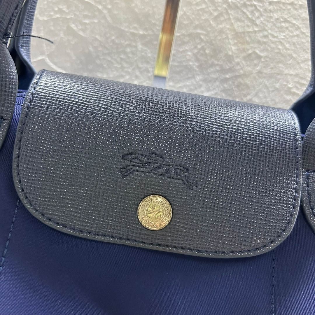 LONG CHAMP CROSS BODY BAG PWDE RING HANDBAG (Category: Cross-body Bags) located in Caloocan City. Submitted by vntgxlocalsph (Listing ID 1470577242, Image 2). Description: ISSUE : YUNG CENTERLOCK MEJO MALUWAG PERO OK LANG KASE MAY ZIPPER NAMAN / MINIMAL SCRATCH SA HAND LEATHER / EYELET SA LAGAYAN NG SLING YUNG ISANG SIDE SIRA NA PERO STILL USABLE PARIN.
