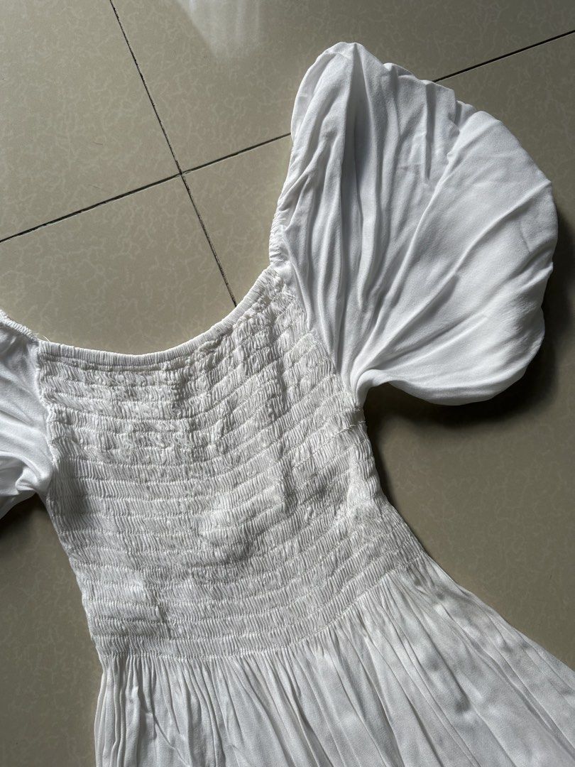 Long white dress (Category: Dresses) located in Quezon City. Submitted by byzeya (Listing ID 1470652878, Image 3). Description: ✨ Gently used and well cared for. ✨ Please manage expectations as this is a pre-loved item. 📌 Please note: • Actual color may vary slightly due to lighting. • Please check measurements before purchasing. • No return/refund once sold. 📩 DM to claim. First to pay gets the item.