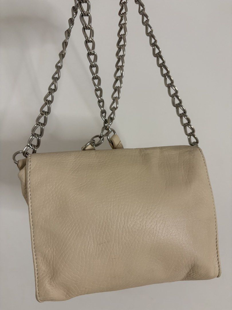 Longchamp (Category: Luxury Bags & Wallets) located in Cainta. Submitted by 3rd_street.onlineshop (Listing ID 1470741171, Image 3). Description: Normal signs of usage only, no major issues. No rubs. Sf not included Payment first .