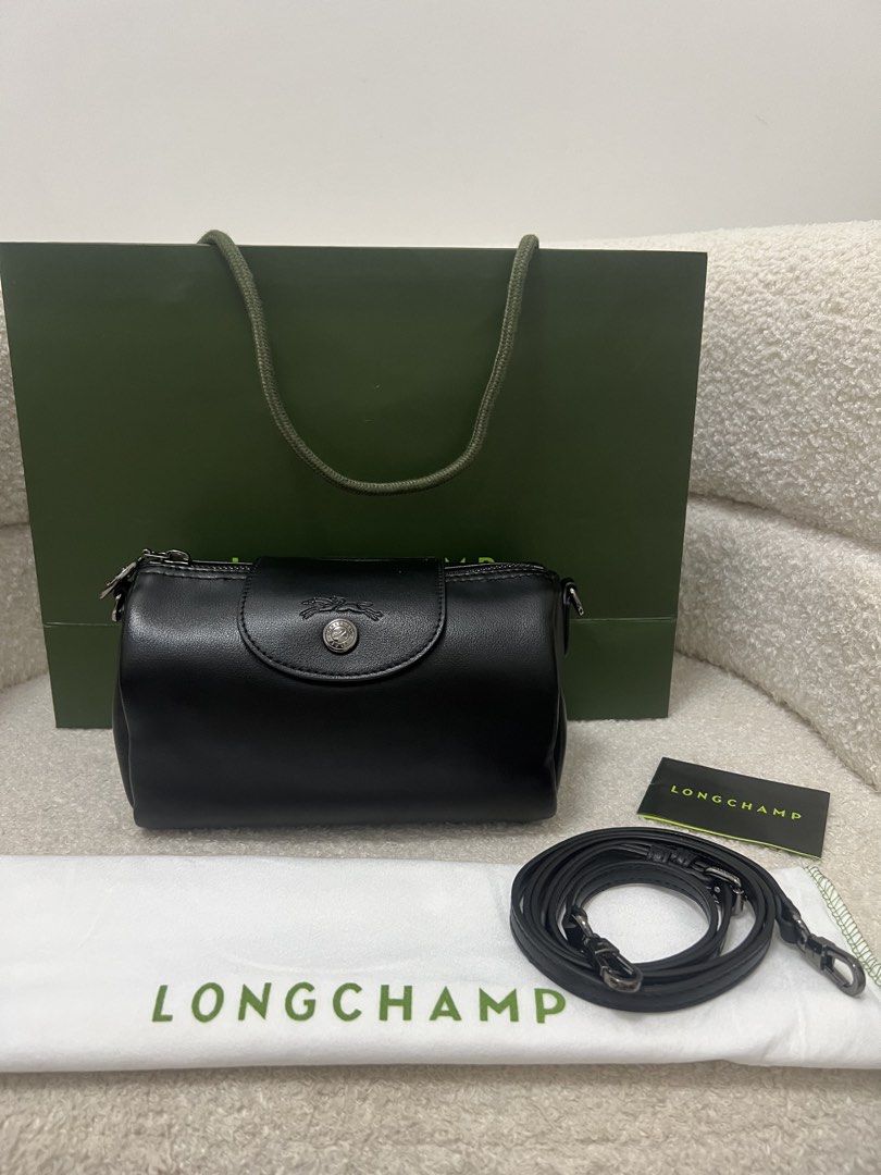 Longchamp Black Leather Crossbody Bag (Category: Cross-body Bags) located in Abulug. Submitted by jamiecammie (Listing ID 1470605308, Image 2). Description: .