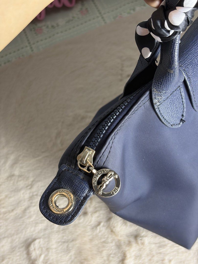 LONGCHAMP HAND BAG (Category: Cross-body Bags) located in Manila. Submitted by at_realty (Listing ID 1470638867, Image 2). Description: Longchamp Hand bag 9/10 condition .