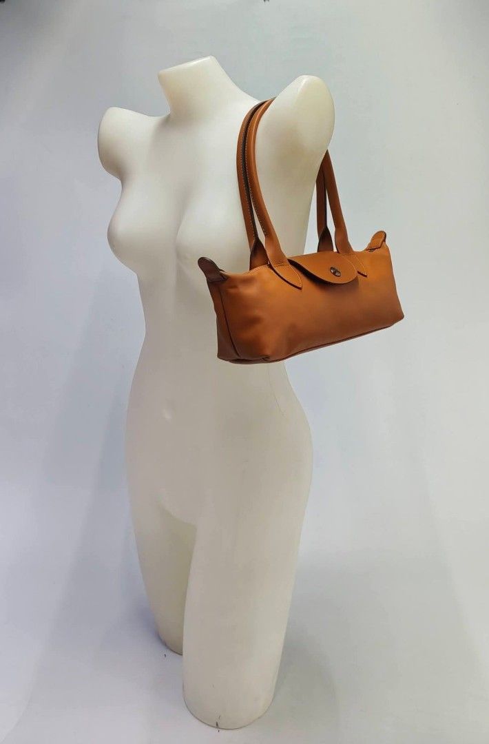 Longchamp Le Pliage Xtra small shoulder bag cashew/tan (Category: Shoulder Bags) located in Quezon City. Submitted by rnjcollections_eleganteph (Listing ID 1470601191, Image 1). Description: with paperbag, dustbag, carecard, box and warranty.