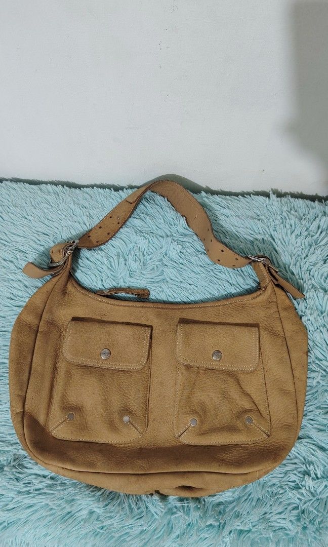 Longchamp pliage leather hobo bag (Category: Shoulder Bags) located in Quezon City. Submitted by thriftmo19 (Listing ID 1470588888, Image 1). Description: Very good condition Need leather clean only Still clean inside 2500 only.