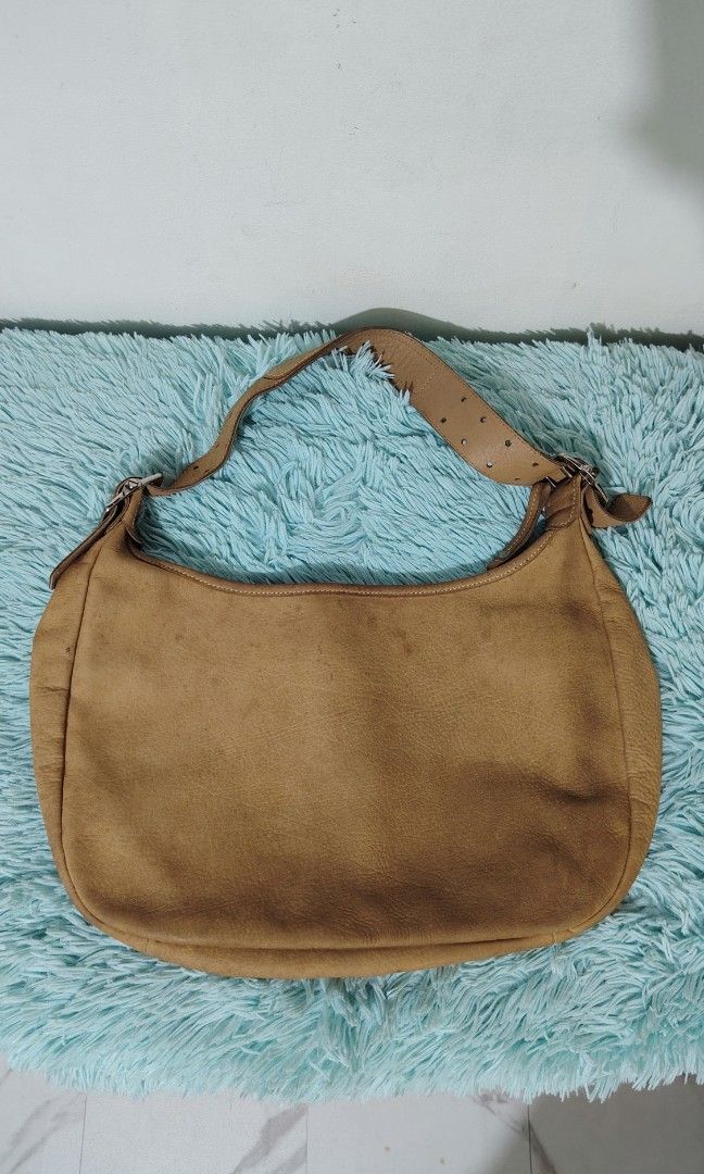 Longchamp pliage leather hobo bag (Category: Shoulder Bags) located in Quezon City. Submitted by thriftmo19 (Listing ID 1470588888, Image 3). Description: Very good condition Need leather clean only Still clean inside 2500 only.