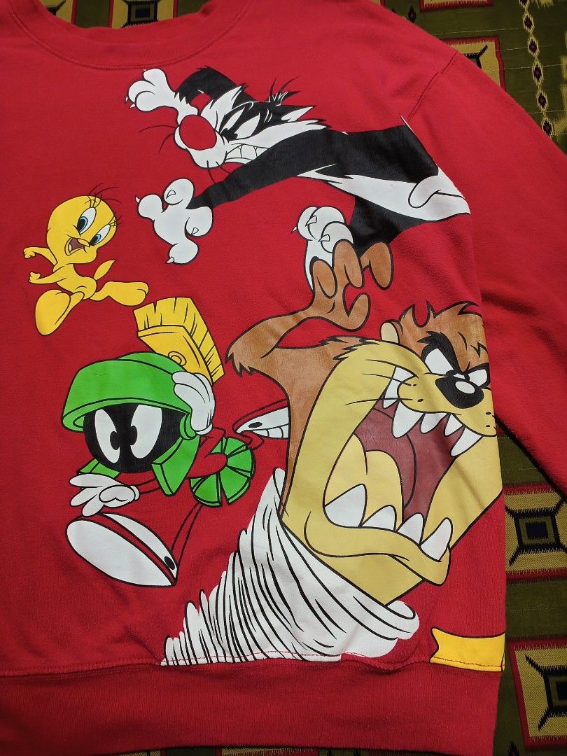 Looney Tunes Graphic Red Sweatshirt (Category: Coats, Jackets and Outerwear) located in Lapu Lapu. Submitted by rebuild.arkives (Listing ID 1470624572, Image 3). Description: Looney Tunes Graphic Red Sweatshirt ‎ ‎📏 Size Guide (Inches): ‎Length: 26.5 ‎Width: 22.5 ‎ ‎Color: 10/10 ‎Condition: 10/10 ‎Issue: None ‎ ‎📝 Heads up: ‎• This is a thrift item so please manage your expectations. ‎• Color may slightly differ due to lighting. ‎• Washed and r