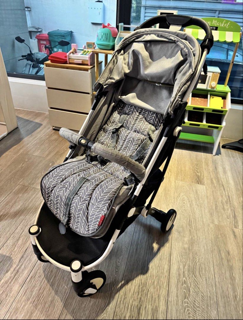 Looping Squizz Grey Stroller with complete accessories (Category: Strollers) located in Rodriguez. Submitted by anjloving (Listing ID 1470600109, Image 2). Description: Very good condition looping squizz stroller INCLUSIONS Looping cover Rain cover Seat cusion Utility bag Hooks.