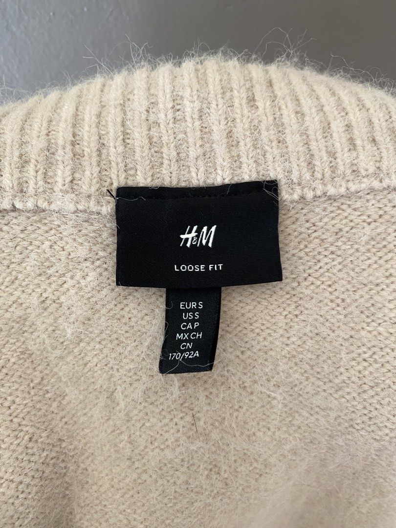 Loose-fit Fluffy Sweater Vest (Category: Vests) located in Real. Submitted by cleverclover_ (Listing ID 1470610508, Image 3). Description: .