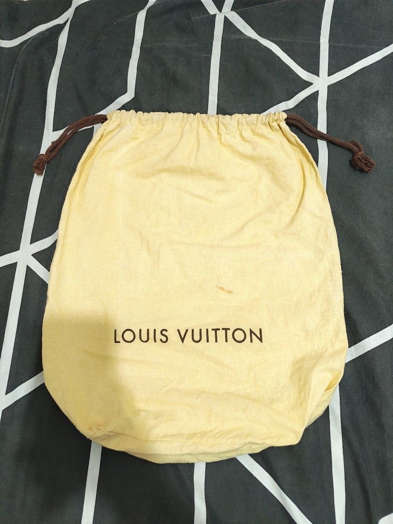 LOUIS VUITTON BAG (Category: Luxury Bags & Wallets) located in Pili. Submitted by janrypalmerodelima (Listing ID 1470685896, Image 1). Description: LOUIS VUITTON EXCELLENT CONDITION 9.5/10 COLOR RATE ISSUE: SEE LAST PHOTO.