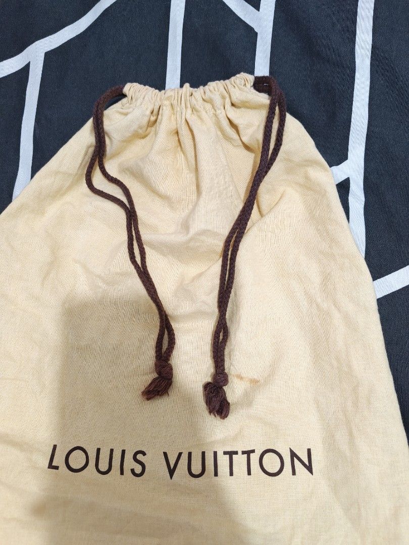 LOUIS VUITTON BAG (Category: Luxury Bags & Wallets) located in Pili. Submitted by janrypalmerodelima (Listing ID 1470685896, Image 3). Description: LOUIS VUITTON EXCELLENT CONDITION 9.5/10 COLOR RATE ISSUE: SEE LAST PHOTO.