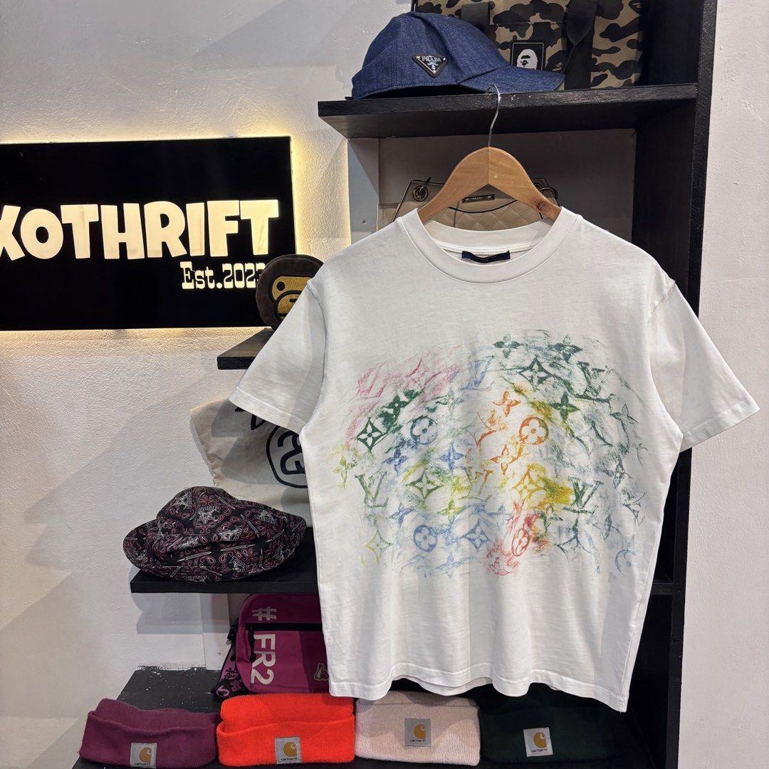 Louis vuitton Crayon (Category: Luxury Apparel) located in Rizal. Submitted by doyskie.star (Listing ID 1470582748, Image 1). Description: LOUIS VUITTON CRAYON GRAFFITI 21.5 x 25 COMPLETE TAGS GOOD CONDITION.