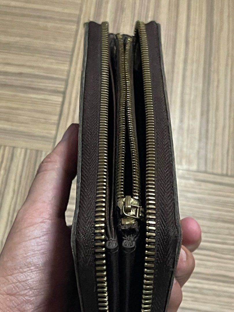 Louis Vuitton Damier Ebene Zippy Wallet (Category: Luxury Bags & Wallets) located in Quezon City. Submitted by missdayan (Listing ID 1470620488, Image 3). Description: 🤎 Any Louis Vuitton collectors or enthusiasts here? Considering letting go of my Louis Vuitton Damier Ebene Wallet in its classic brown checkerboard design with gold-tone hardware. ✨ Condition: Pre-loved / Used, but still well-preserved and presentable. Hindi naman heavily used, w