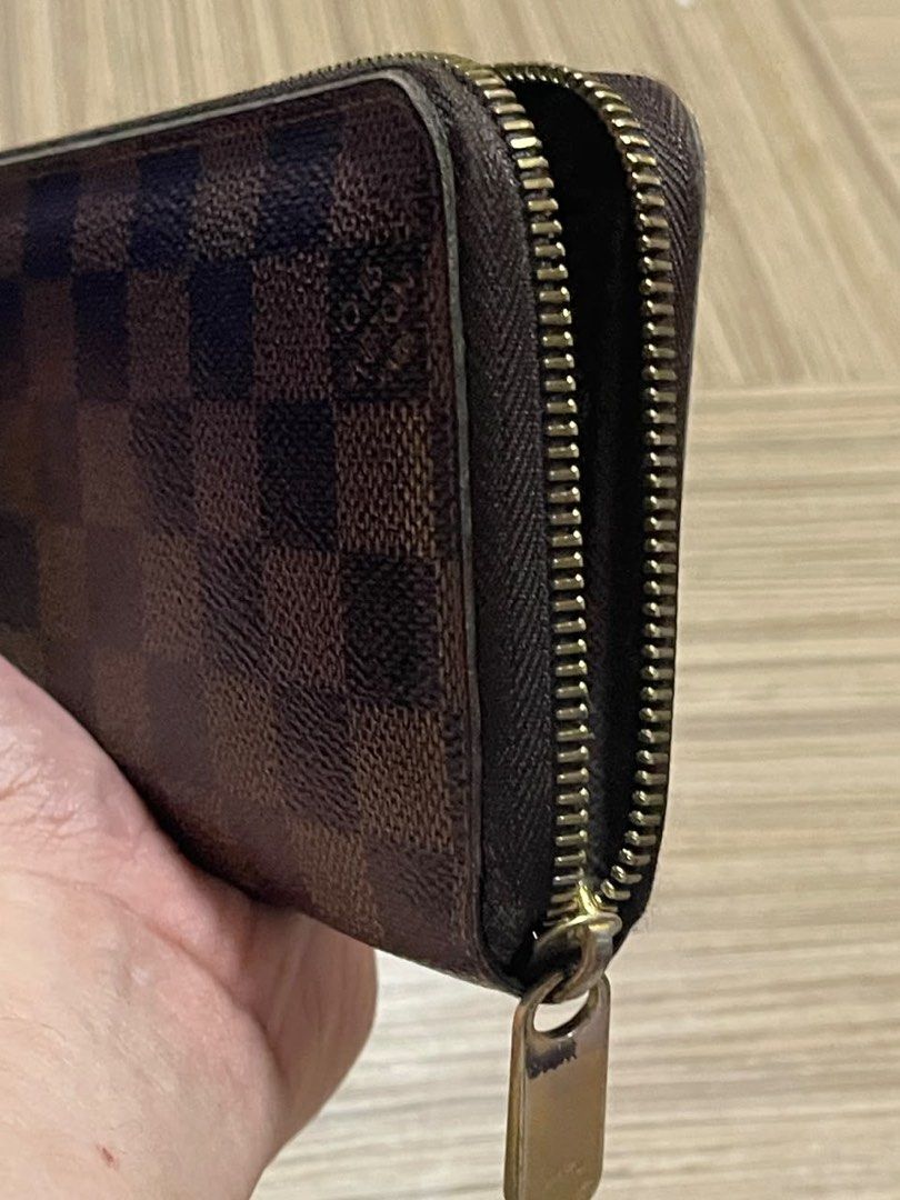 Louis Vuitton Damier Ebene Zippy Wallet (Category: Luxury Bags & Wallets) located in Quezon City. Submitted by missdayan (Listing ID 1470620488, Image 2). Description: 🤎 Any Louis Vuitton collectors or enthusiasts here? Considering letting go of my Louis Vuitton Damier Ebene Wallet in its classic brown checkerboard design with gold-tone hardware. ✨ Condition: Pre-loved / Used, but still well-preserved and presentable. Hindi naman heavily used, w