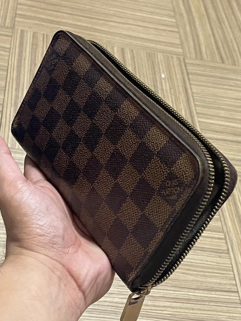 Louis Vuitton Damier Ebene Zippy Wallet (Category: Luxury Bags & Wallets) located in Quezon City. Submitted by missdayan (Listing ID 1470620488, Image 1). Description: 🤎 Any Louis Vuitton collectors or enthusiasts here? Considering letting go of my Louis Vuitton Damier Ebene Wallet in its classic brown checkerboard design with gold-tone hardware. ✨ Condition: Pre-loved / Used, but still well-preserved and presentable. Hindi naman heavily used, w