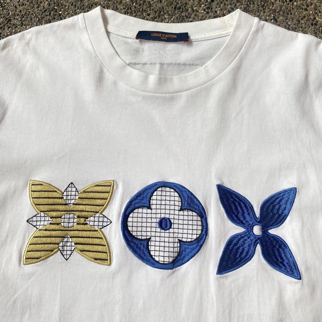 💫Louis Vuitton LV Flower Shirt (Category: Shirts) located in Manila. Submitted by yourdaily_obsessions (Listing ID 1470664205, Image 3). Description: Item: Louis Vuitton •Size M on tag, 20x26.5” •Perfect for casual fits.✨ w/ minimal dirt - Notes before making an offer❗️ •Photos are provided for self authentication. •Bogus/irresponsible buyer auto blocked •Check details first, to see minimal flaw/issue if any. •Payment First. No payment, no reser