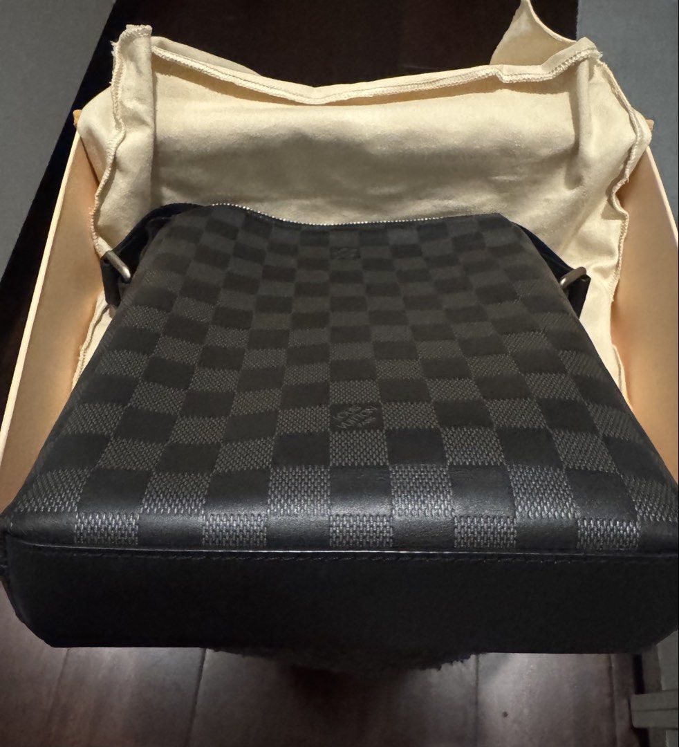 Louis Vuitton MEN’s messenger bag (authentic) (Category: Luxury Bags & Wallets) located in Taguig. Submitted by dependingonvibe (Listing ID 1470701261, Image 3). Description: Used only a few times for travel No issues Comes complete with box and dustbag Guaranteed authentic First owner.