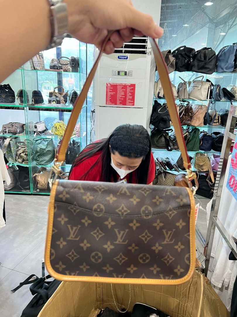 Louis Vuitton Monogram Canvas Shoulder Bag (Category: Luxury Bags & Wallets) located in Urdaneta. Submitted by jayceegarage (Listing ID 1470692050, Image 2). Description: - Brand: Louis Vuitton - Material: Classic Monogram canvas with Vachetta leather trim - Hardware: Gold-tone with front buckle closure - Strap: Single adjustable shoulder strap - Interior: Dark fabric lining with a secure zip pocket and heat stamp label (Louis Vuitton Paris Made 