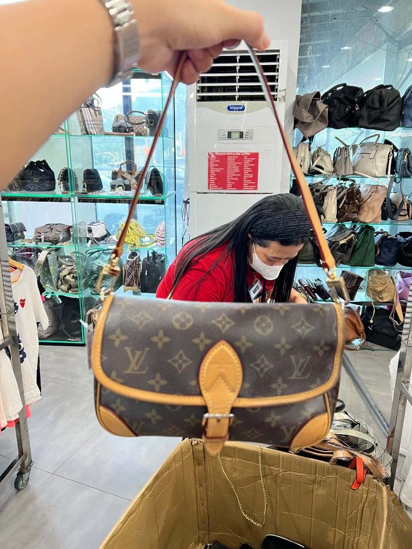 Louis Vuitton Monogram Canvas Shoulder Bag (Category: Luxury Bags & Wallets) located in Urdaneta. Submitted by jayceegarage (Listing ID 1470692050, Image 1). Description: - Brand: Louis Vuitton - Material: Classic Monogram canvas with Vachetta leather trim - Hardware: Gold-tone with front buckle closure - Strap: Single adjustable shoulder strap - Interior: Dark fabric lining with a secure zip pocket and heat stamp label (Louis Vuitton Paris Made 