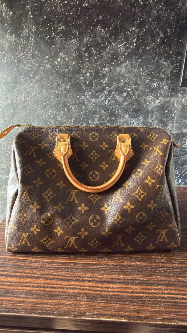 Louis Vuitton Monogram Speedy Handbag (Category: Luxury Bags & Wallets) located in Manila. Submitted by ac32370 (Listing ID 1470603499, Image 1). Description: - Authentic Louis Vuitton monogram canvas handbag - Double leather top handles with signature yellow stitching - Secure gold-tone brass zipper closure with engraved pull tab - Louis Vuitton Paris 'Made in France' heat stamp - Clean piped edges with a structured, elegant shape.