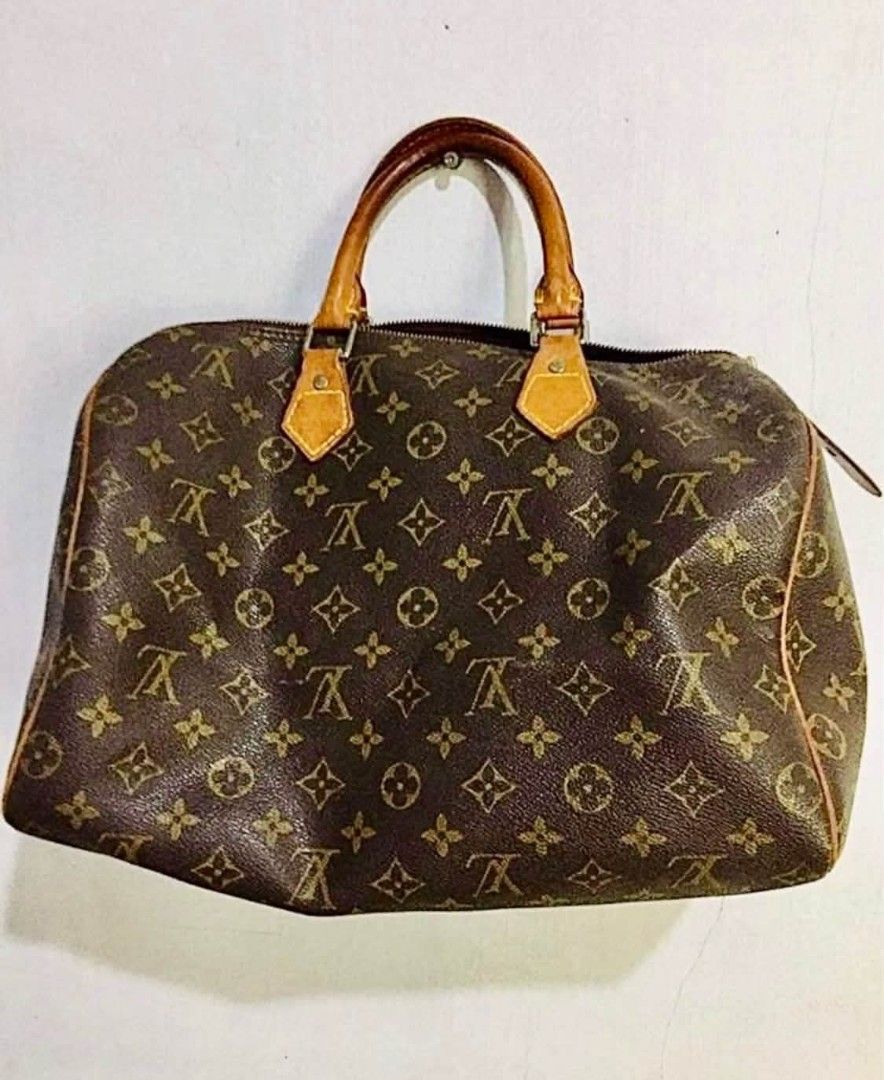 Louis Vuitton Monogram Speedy Handbag (Category: Luxury Bags & Wallets) located in Manila. Submitted by coolbear.ee36a9 (Listing ID 1470611619, Image 1). Description: - Authentic Louis Vuitton Speedy bag in Classic Monogram canvas - Iconic brown LV print with natural cowhide leather trim and handles - Elegant gold-tone hardware details - Secure zip-top closure - Clean interior textile lining with M51624 leather tab - Timeless investment piece for