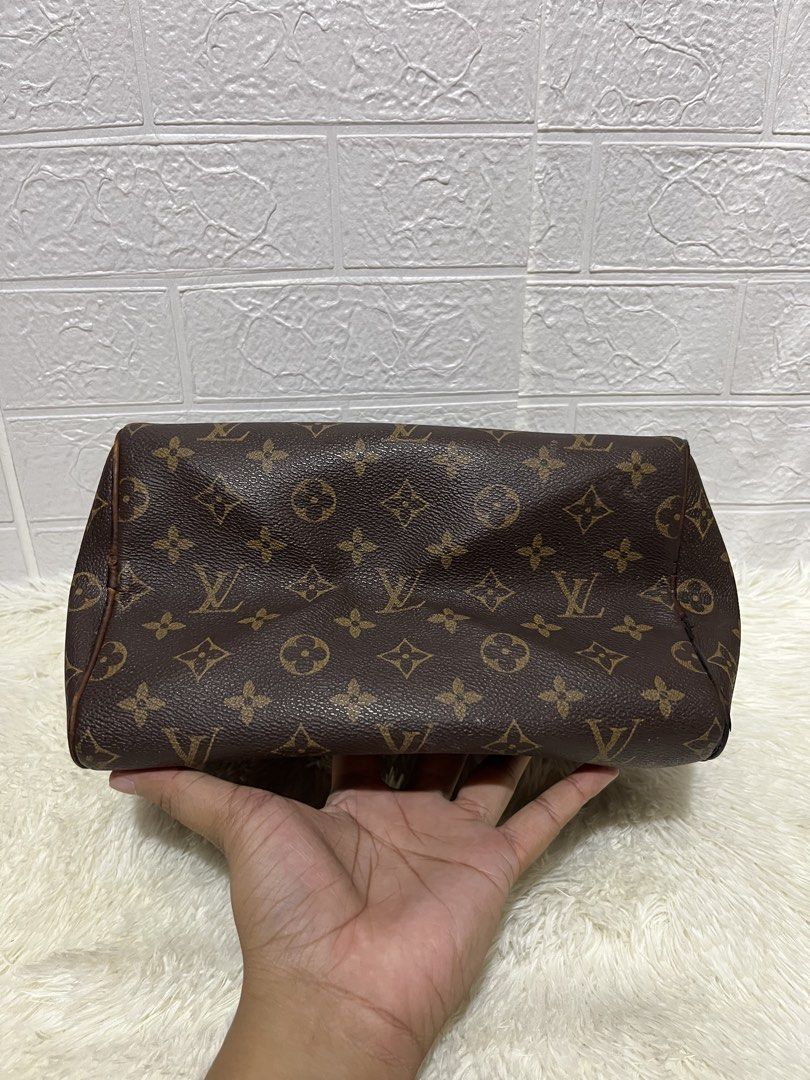 Louis Vuitton Monogram Speedy handbag in brown monogram (Category: Shoulder Bags) located in Cebu City. Submitted by luan516 (Listing ID 1470671632, Image 2). Description: Louis Vuitton Monogram Speedy handbag in brown monogram Width: 12 Length: 12 Excellent condition Minimal sign of usage Details posted 1,800 Only❗️.