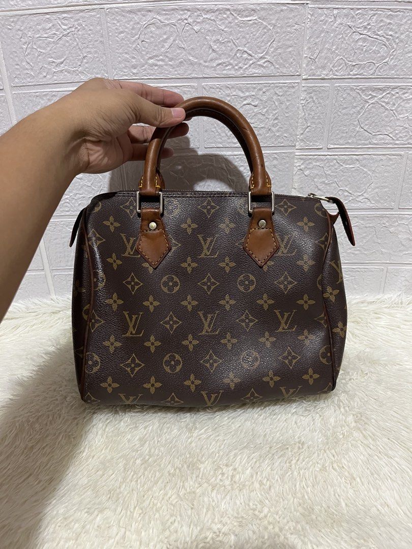 Louis Vuitton Monogram Speedy handbag in brown monogram (Category: Shoulder Bags) located in Cebu City. Submitted by luan516 (Listing ID 1470671632, Image 1). Description: Louis Vuitton Monogram Speedy handbag in brown monogram Width: 12 Length: 12 Excellent condition Minimal sign of usage Details posted 1,800 Only❗️.