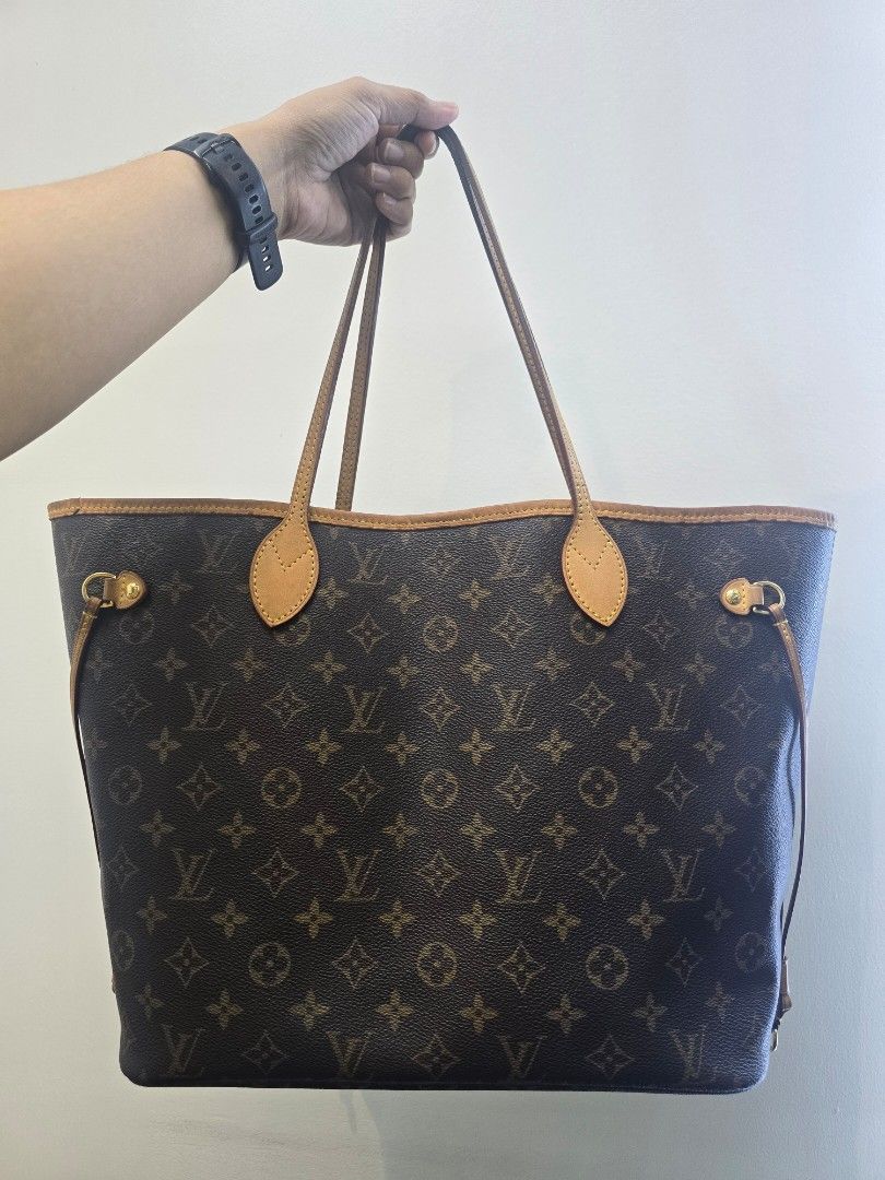 Louis Vuitton Neverfull MM Monogram Canvas Bag (Category: Luxury Bags & Wallets) located in Taguig. Submitted by mluxeph (Listing ID 1470619900, Image 1). Description: Louis Vuitton Neverfull MM Monogram Canvas Bag Stamp: SP1037 Year: 2007 Interior: One main compartment with One zipper pocket Measurements: 12.5”L X 6.5”W X 11.5”H Handle Drop: 8.25" Hardware: Gold tone Item only.