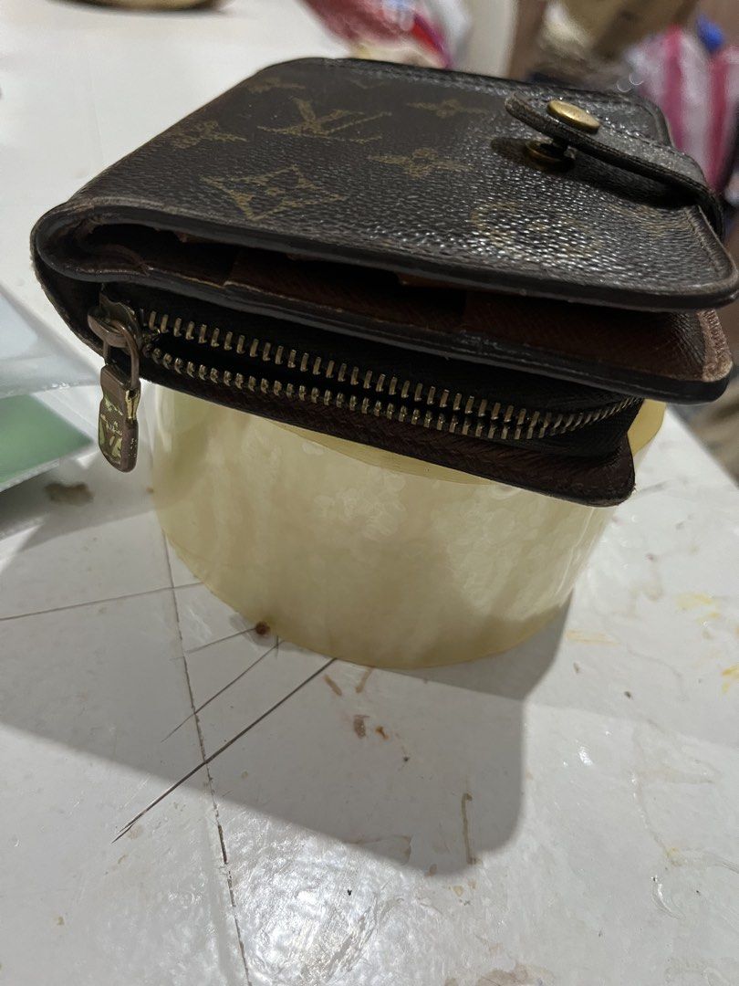 Louis Vuitton Wallet (Category: Luxury Bags & Wallets) located in Manila. Submitted by jennesssey (Listing ID 1470602363, Image 2). Description: NO ISSUE WITH BOX AUTHENTIC .