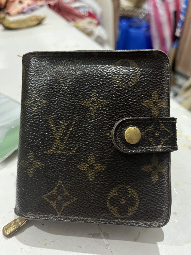 Louis Vuitton Wallet (Category: Luxury Bags & Wallets) located in Manila. Submitted by jennesssey (Listing ID 1470602363, Image 1). Description: NO ISSUE WITH BOX AUTHENTIC .