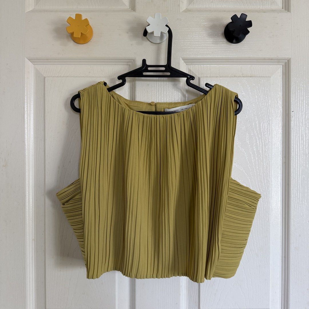 Love Bonito Pleated Cropped Top (Category: Sleeveless) located in San Pedro. Submitted by clothingbyklar (Listing ID 1470558696, Image 1). Description: Large on tag, looks new!! RFS: Lost weight so this fits big on me already .