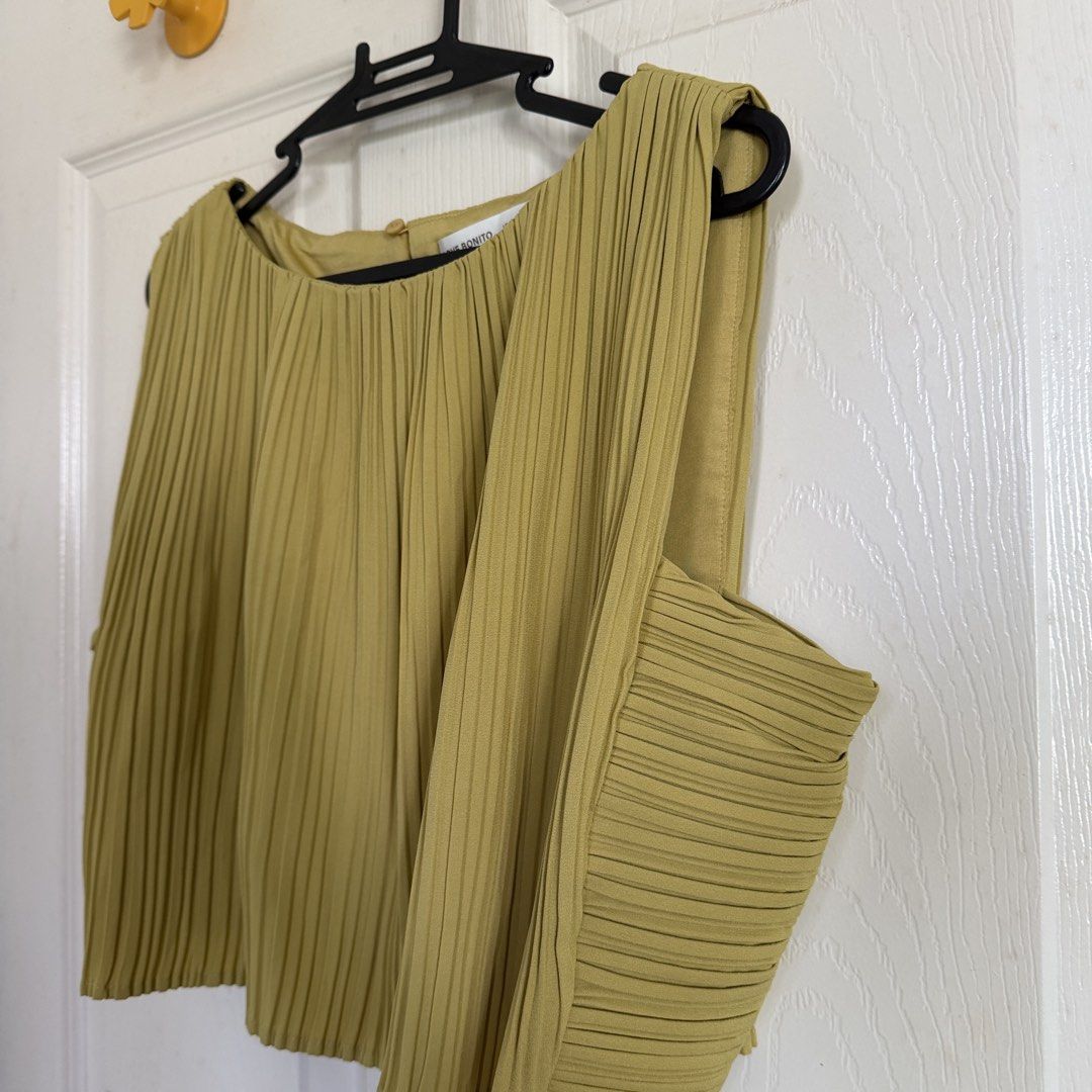 Love Bonito Pleated Cropped Top (Category: Sleeveless) located in San Pedro. Submitted by clothingbyklar (Listing ID 1470558696, Image 3). Description: Large on tag, looks new!! RFS: Lost weight so this fits big on me already .