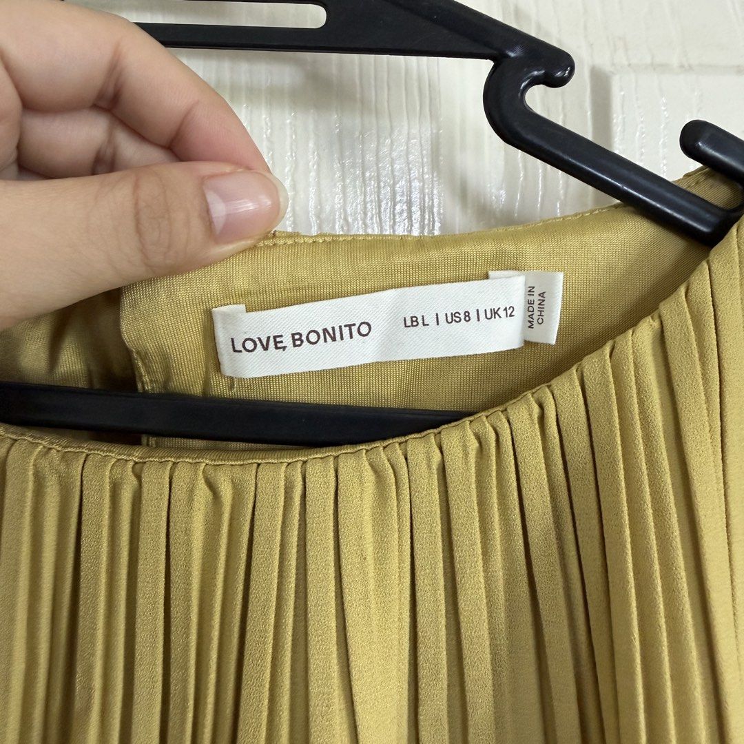 Love Bonito Pleated Cropped Top (Category: Sleeveless) located in San Pedro. Submitted by clothingbyklar (Listing ID 1470558696, Image 2). Description: Large on tag, looks new!! RFS: Lost weight so this fits big on me already .
