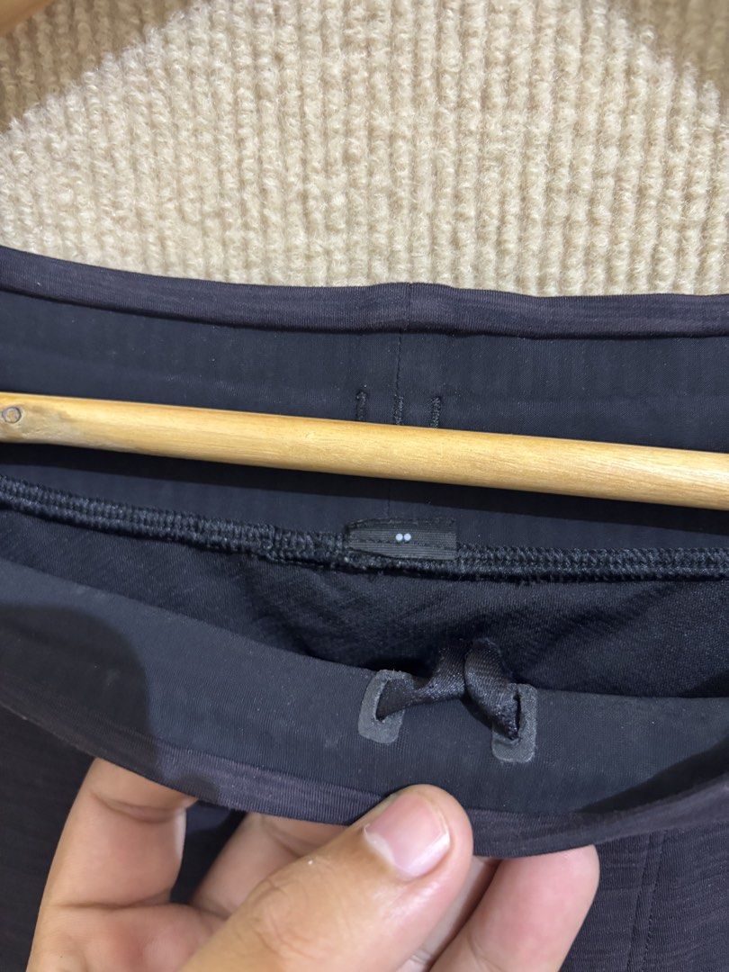 Lululemon (Category: Trousers) located in San Fernando. Submitted by jyyyshytt (Listing ID 1470683589, Image 3). Description: Excellent condition No issue Color rate:9.5/10 .