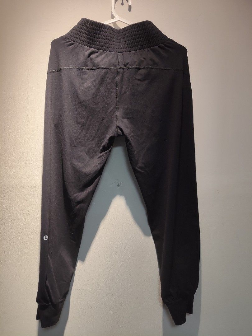 Lululemon Jogger Pants S (Category: Babies & Kids Fashion) located in Pasig City. Submitted by furmom06 (Listing ID 1470627092, Image 3). Description: Small on tag, fits my 10 yo son but also fits XS-S adult unisex 10/10 color rate may slight lints on inner thigh area.
