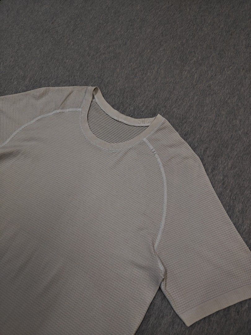 LULULEMON METAL VENT TECH SHIRT (Category: Activewear) located in Bacolod City. Submitted by yobibstuffs (Listing ID 1470640115, Image 2). Description: LULULEMON METAL VENT TECH SHIRT SIZE: SMALL DIMENSIONS WIDTH: 18'5 LENGTH: 28'5 GOOD CONDITION ISSUE: DIRT NA SA LAST PIC. 😅 AND MISSING TAGS NEED WASH 🧼🫧 PRICE: 899+SF OUTSIDE BACOLOD CITY 🏙️ 🌆 PM ME! 📥📥📥.