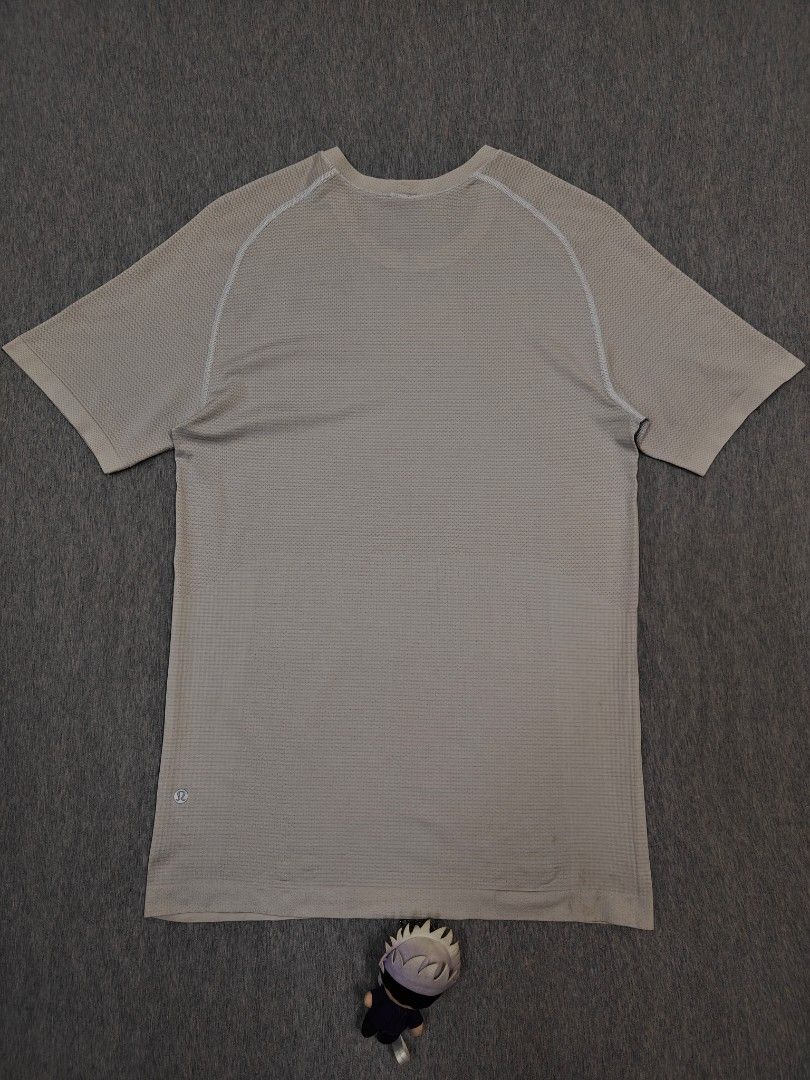 LULULEMON METAL VENT TECH SHIRT (Category: Activewear) located in Bacolod City. Submitted by yobibstuffs (Listing ID 1470640115, Image 3). Description: LULULEMON METAL VENT TECH SHIRT SIZE: SMALL DIMENSIONS WIDTH: 18'5 LENGTH: 28'5 GOOD CONDITION ISSUE: DIRT NA SA LAST PIC. 😅 AND MISSING TAGS NEED WASH 🧼🫧 PRICE: 899+SF OUTSIDE BACOLOD CITY 🏙️ 🌆 PM ME! 📥📥📥.