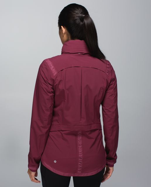 LULULEMON RAIN JACKET IN RUST BERRY COLORWAY (Category: Coats, Jackets and Outerwear) located in Cebu City. Submitted by gaston_roux (Listing ID 1470655728, Image 2). Description: Chest Width: 18 Lengh: 26 Sleeve: 23 Shoulder width: 15 Size 4 on tags Good condition Minor signs of usage only not noticeable .
