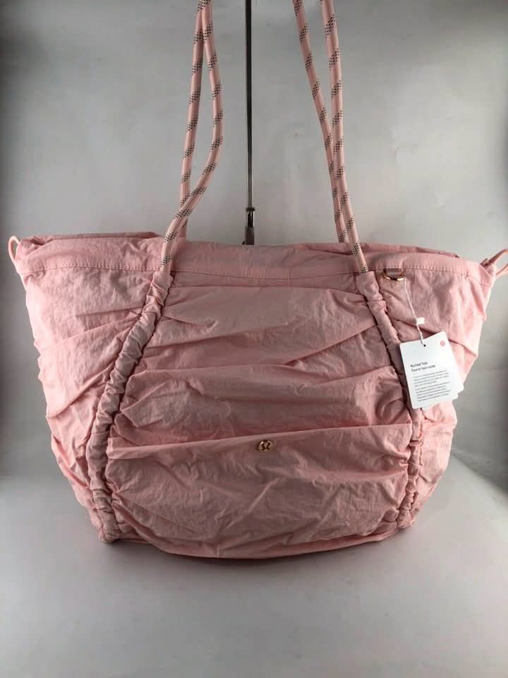 Lululemon Ruched Tote Bag 24L (Category: Tote Bags) located in Manila. Submitted by msddirectfactoryoutlet (Listing ID 1470596158, Image 2). Description: Ruched Tote Bag 24L W 38cm x D 15cm x H 33cm (15" x 6" x 13").