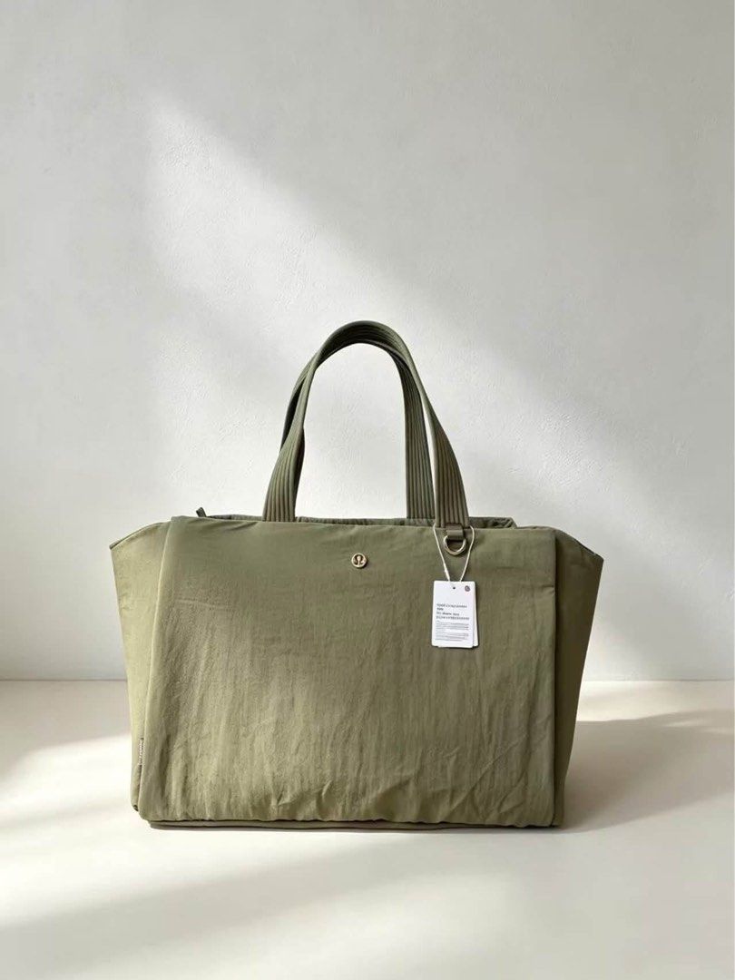 Lululemon Triple Compartment Tote Bag 18L (Category: Tote Bags) located in Manila. Submitted by btdcbagtrendsdcapul.2 (Listing ID 1470559685, Image 3). Description: .